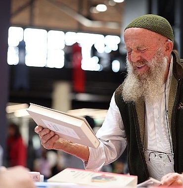 maksut-amca-kitap-benim-hayatim-diyor.jpg