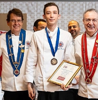 movenpick-hotel-istanbul-marmara-seanin-genc-sefi-engin-ozcan-jeunes-chefs-rotisseurs-yarismasinda-gumus-madalya-ile-odullendirildi.jpg