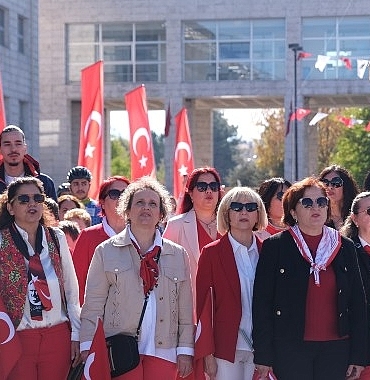 niluferde-cumhuriyet-coskusu-celenk-toreni-ile-basladi.jpg