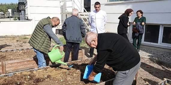 Nilüfer’de yaşlıların ellerinden toprağa can suyu