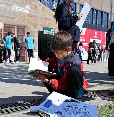 ogrenciler-kitap-fuarina-kosuyor.jpg