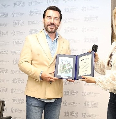 sair-arslan-sevilen-eserleriyle-kitap-fuarinda.jpg