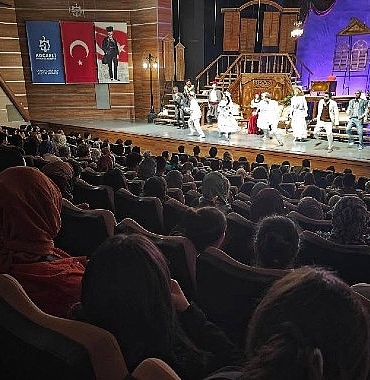 sehir-tiyatrolari-perdeyi-gebzeye-tasidi.jpg