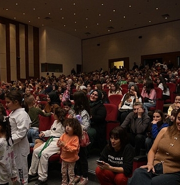 sevimli-kahramanlar-yarisiyor-tiyatrosu-miniklerle-bulustu.jpg