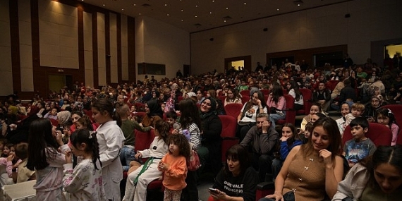 “Sevimli Kahramanlar Yarışıyor” Tiyatrosu Miniklerle Buluştu