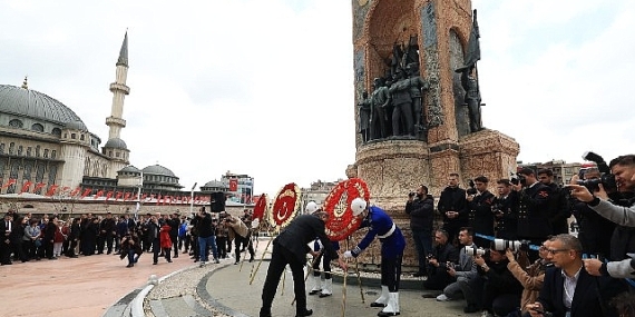 Taksim’de Cumhuriyet’in 102. Yıl Kutlaması