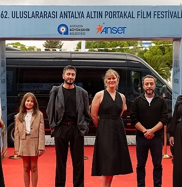 ulusal-yarismanin-iki-finalisti-tavsan-imparatorlugu-ve-aldigimiz-nefes-antalyada-seyirciyle-bulustu.jpg