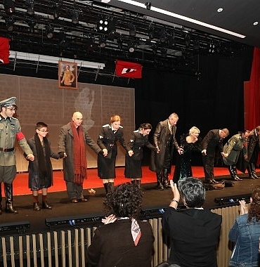 yasamak-mi-yoksa-olmek-mi-atasehirde-seyirciyle-bulustu.jpg