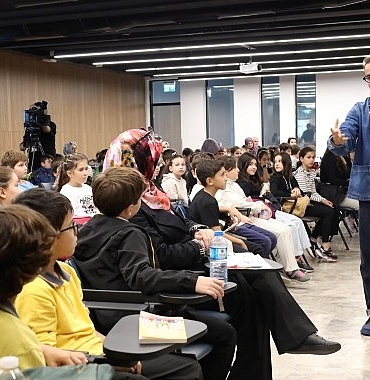 yazar-basili-kitap-fuarinda-cocuklari-eglendirdi.jpg