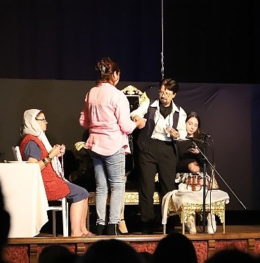 alayina-makara-tiyatrosu-bayindirda-gulmekten-kirdi-gecirdi.jpg