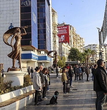 binlerce-karsiyakali-ataya-saygi-zinciri-olusturacak.jpg