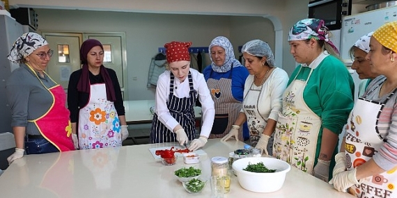 Bucalı Kadınlar Evka-1 Semt Evi’nde Dünya Mutfağıyla Buluşuyor