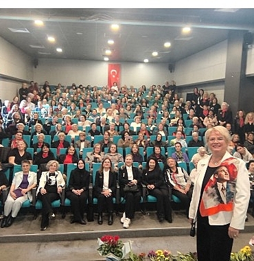 kadinlar-ataturku-sevdigi-sarkilarla-andi.jpg