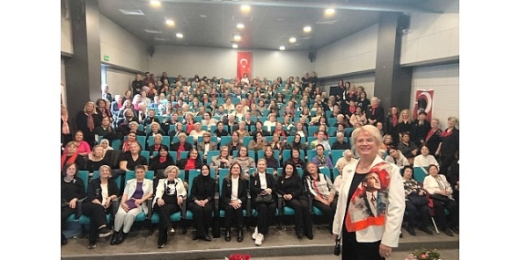 Kadınlar, Atatürk’ü sevdiği şarkılarla andı