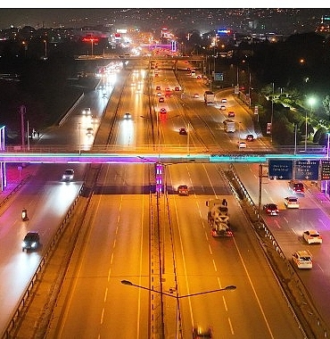 kocaeli-bilisim-fuarinin-renkleri-ust-gecitlerde.jpg