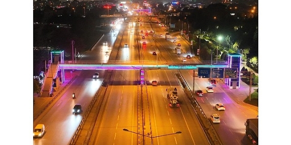 Kocaeli Bilişim Fuarı’nın renkleri üst geçitlerde