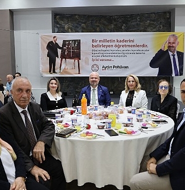 menemende-ogretmenler-gunu-dayanisma-ve-coskuyla-kutlandi.jpg