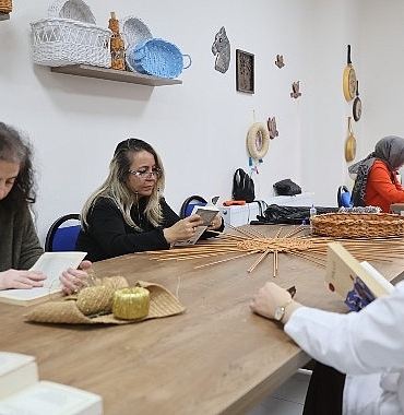 nevsehir-belediyesi-kursiyerlerine-kitap-okuma-etkinligi.jpg