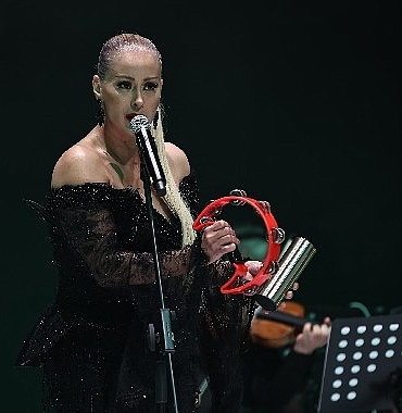 niran-unsal-izmirde-sessizligi-bozdu.jpg