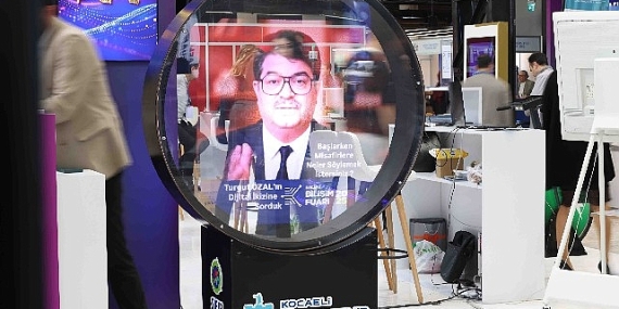 Turgut Özal hologram yöntemiyle Bilişim Fuarı’nda