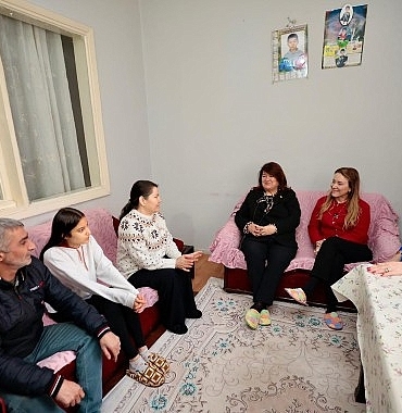baskan-mutlu-yeni-yil-oncesi-komsulariyla-bulustu.jpg