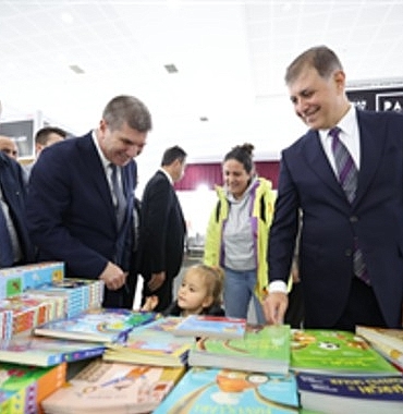 baskan-tugay-13-burdur-kitap-fuarinin-acilis-torenine-katildi.jpg