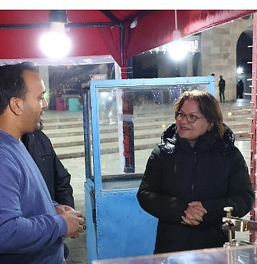 didim-cumhuriyet-kent-meydaninda-yilbasi-coskusu-her-aksam-devam-ediyor.jpg