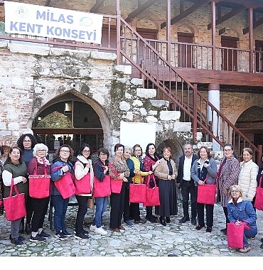 dikis-atolyesi-etkinliginde-el-emegi-goz-nuru-cantalar-uretildi.jpg