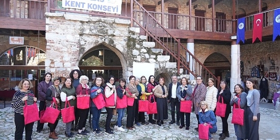 Dikiş Atölyesi Etkinliğinde El Emeği Göz Nuru Çantalar Üretildi