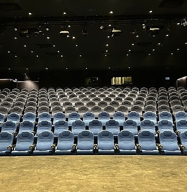 fisekhanede-yeni-sinema-deneyimi-world-cinezone-acildi.jpg