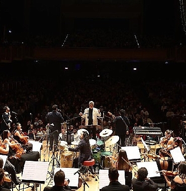 izmir-oda-orkestrasi-latin-muzikleriyle-dans-ettirdi.jpg