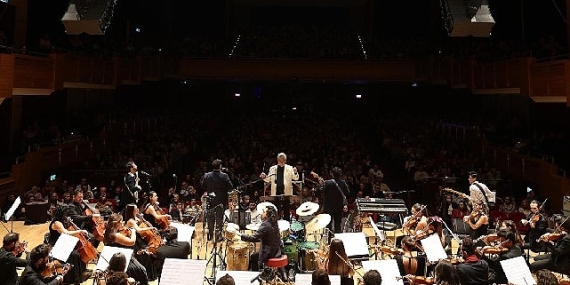 İzmir Oda Orkestrası Latin müzikleriyle dans ettirdi