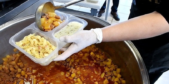 İznik Belediyesi’nden 365 Gün Sıcak Yemek Desteği