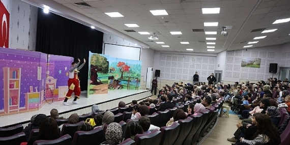 Kartepe’de Neşe ve Cesaret Dolu Tiyatro