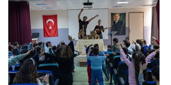 “Kendini Arayan Zürafa” Buca’da miniklerle buluştu