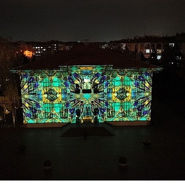 konya-buyuksehir-tas-binanin-tarihi-siluetinde-video-mapping-gosterisi-baslatti.jpg