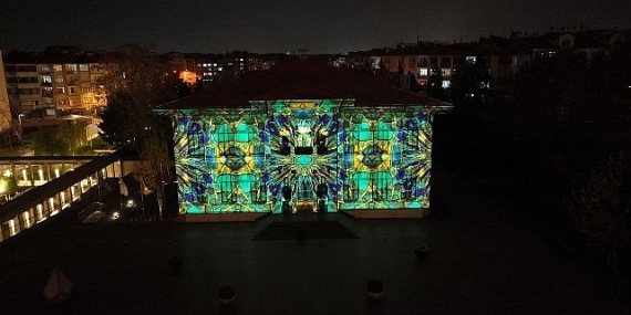 Konya Büyükşehir, Taş Bina’nın Tarihi Silüetinde Video Mapping Gösterisi Başlattı
