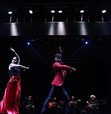 mavi-siyahtan-ritim-ve-zerafetin-bulustugu-unutulmaz-gece.jpg