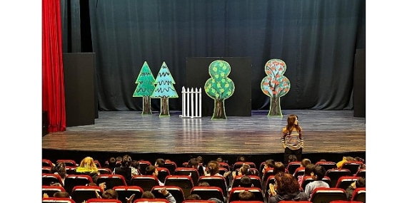 Minik Öğrenciler Başkan Çerçioğlu’nun Çalışmaları ile Tiyatroyla Buluştu