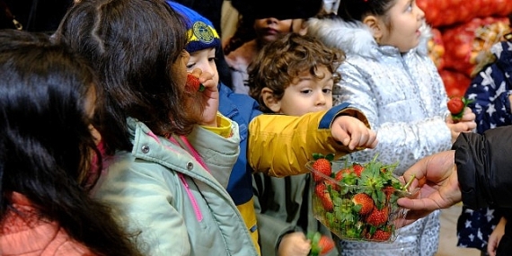 Minikler, yerli malını hal binasında öğrendi