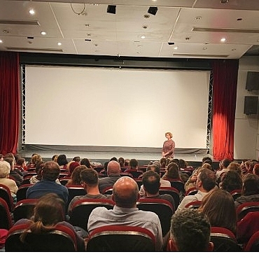 pelin-esmer-yeni-filmiyle-niluferde-sinemaseverlerle-bulustu.jpg