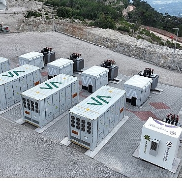 polat-enerji-ege-res-projesinde-solartoday-ve-inovat-is-birligi-ile-kurulan-turkiyenin-ilk-depolamali-ruzgar-enerji-santralinin-bakanlik-kabulu-gerceklesti.jpg