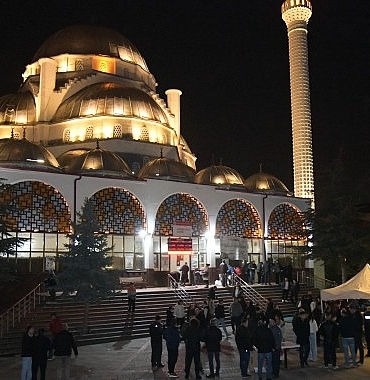 regaip-kandilinde-lokma-ikram-edildi.jpg