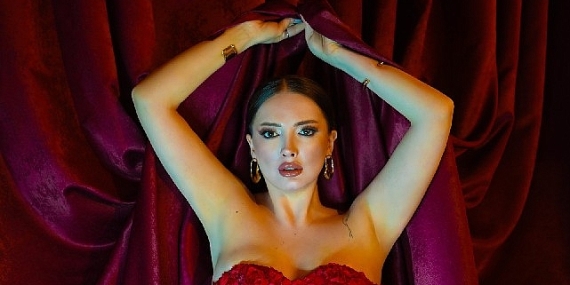 Yerli ve Milli Adele Feyruz Barış Sahnede Fırtına Gibi