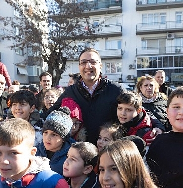 balcovada-kar-senligi-coskusu-baskan-onur-yigit-cocuklarla-kar-sevincine-ortak-oldu.jpg