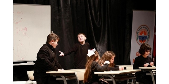 Çocuk Şenlikleri “Okulda Sıradan Bir Gün” Gösterisi İle Başladı