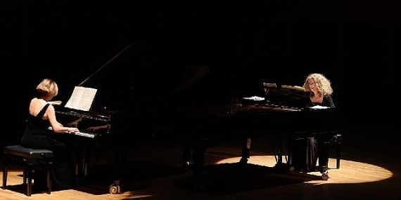 İki piyano, iki kültür: AASSM’de duygusal konser