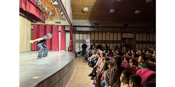 İnegöl’de Tiyatro Festivali Coşkusu Sürüyor