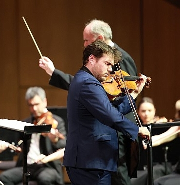 ingiliz-viyola-virtuozu-timothy-ridout-idso-sahnesinde.jpg