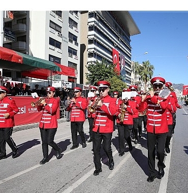 karsiyaka-sokaklarinda-bando-soleni.jpg